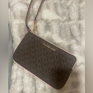 BRAND NEW, never worn MICHAEL KORS wristlet